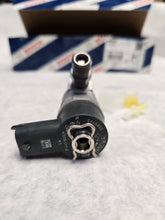 Load image into Gallery viewer, 0 445 110 675 NEW BOSCH CR Fuel Injector fits Engine